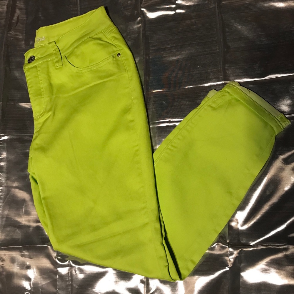 NWOT Neon Green Signature Studio Skinny Jeans Sz 8